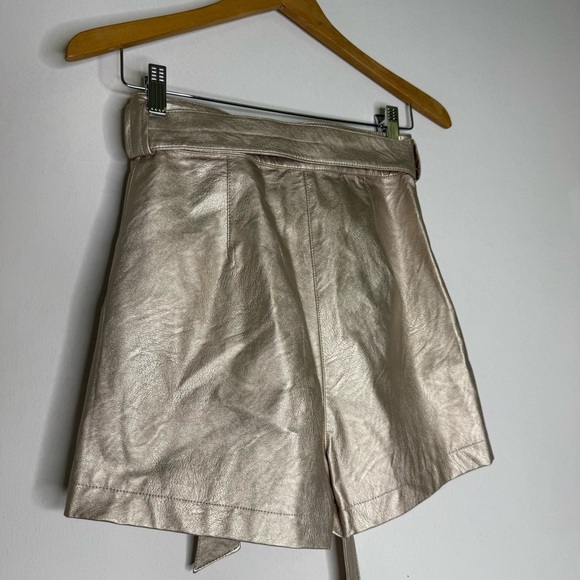 Christy Lynn Pleated High-Rise Faux Leather Shorts Size 0 - Picture 6 of 7